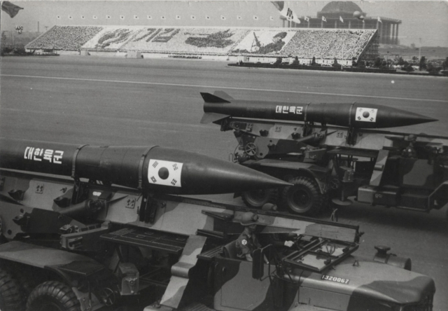 국군 육군의 어네스트존(MGR-1B) 미사일이 1973년 국군의날 기념 퍼레이드에서 발사차량에 실려 이동하고 있다. 어네스트존 계열의 지대지 미사일은 전술핵탄두를 탑재할 수 있는 것으로알려져 있다. . 사진출처=위키완드