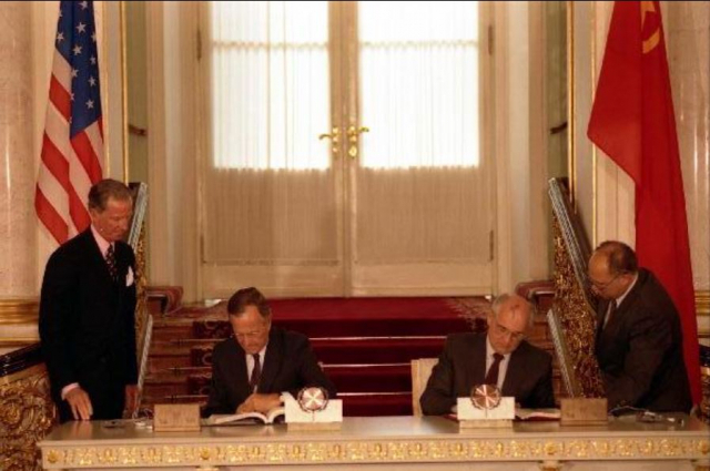 1991년 6월 31일 당시 조지 H.W 부시 미국 대통령과 미하일 고르바초프 소련 서기장이 '전략무기감축조약(START Ⅰ)'에 서명하고 있다.