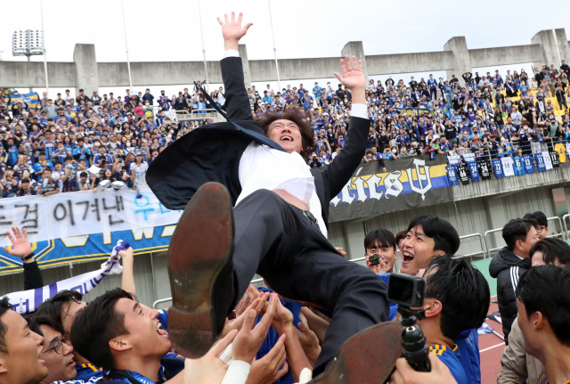 울산 현대 선수들이 16일 프로축구 K리그1 우승을 확정한 뒤 홍명보 감독을 헹가래 치고 있다. 연합뉴스