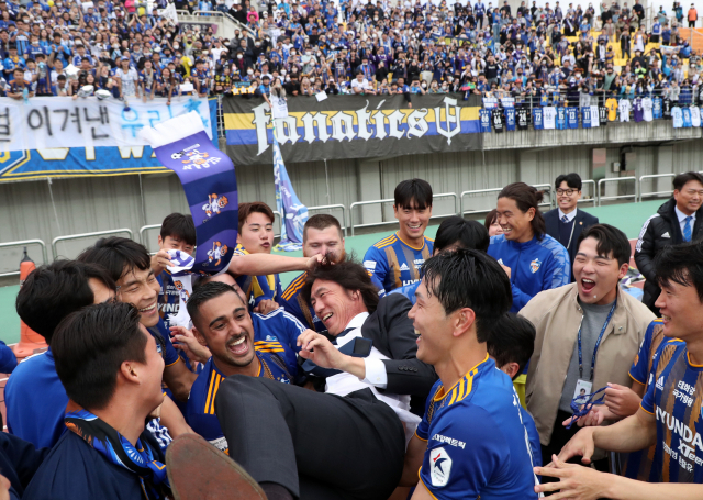 울산 현대 선수들이 16일 프로축구 K리그1 우승을 확정한 뒤 홍명보 감독을 헹가래 치고 있다. 연합뉴스