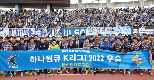 16일 프로축구 K리그1 우승을 확정한 울산 현대 선수들과 홍명보 감독이 기념 촬영을 하고 있다. 연합뉴스