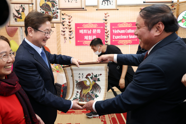 박보균(왼쪽) 문화체육관광부 장관이 16일 문화잇지오 행사에서 응우옌 반 흥 베트남 문화부 장관과 함께 베트남 문화 체험관을 둘러보고 있다. 사진 제공=문체부