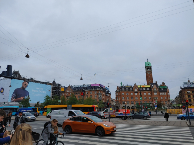 덴마크 코펜하겐 시청 앞 도로. 시내 곳곳에서 전기차와 전기버스, 전기택시를 찾아볼 수 있다. 유창욱 기자