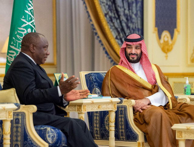 무함마드 빈살만(오른쪽) 사우디아라비아 왕세자가 15일(현지시간) 제다의 알살람 궁전에서 시릴 라마포사 남아프리카공화국 대통령과 만났다. 연합뉴스