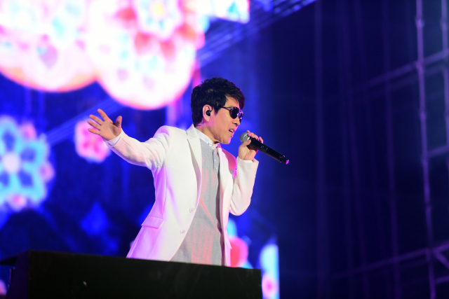 '가왕' 조용필이 4년 만의 단독콘서트 '2022 조용필 & 위대한탄생 콘서트'를 11월 26·27일과 12월 3·4일 서울 올림픽공원 KSPO 돔에서 개최한다. 사진 제공=와이피씨