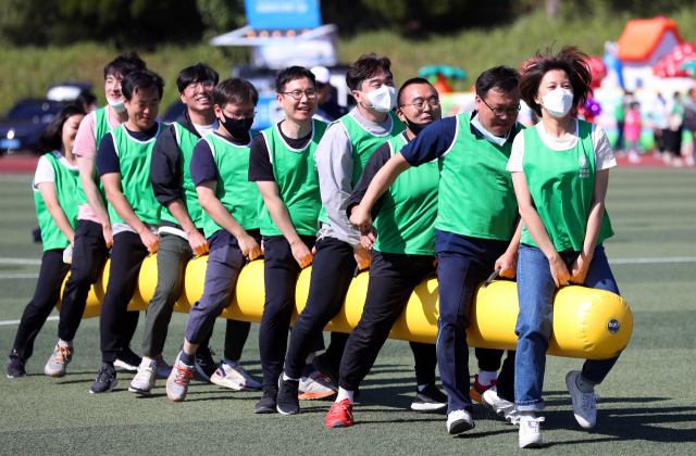 10월 16일 대구 달서구 계명대학교 성서캠퍼스에서 열린 34회 대구시 의사의날 기념 체육대회에서 참석한 의사들이 밝은 표정으로 단체 게임을 즐기고 있다. 이날 행사는 코로나19 확산 탓에 3년 만에 열렸다. 연합뉴스