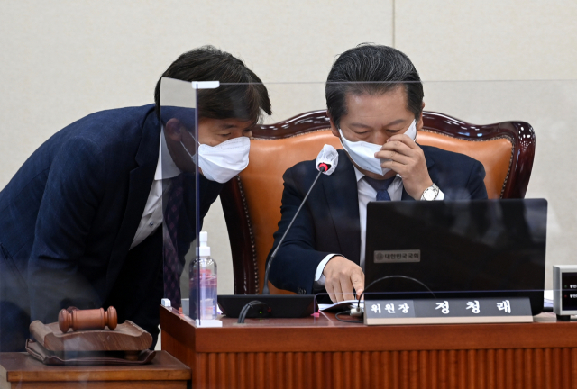 정청래 국회 과학기술정보방송통신위원회 위원장이 17일 오전 서울 여의도 국회에서 열린 과방위 국정감사에 앞서 보좌진과 이야기를 나누고 있다. 권욱 기자