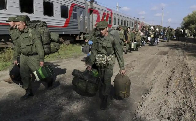 러시아 동원령 발령 후 징집된 병사들이 한 기차역을 지나고 있다. AP연합뉴스 캡처