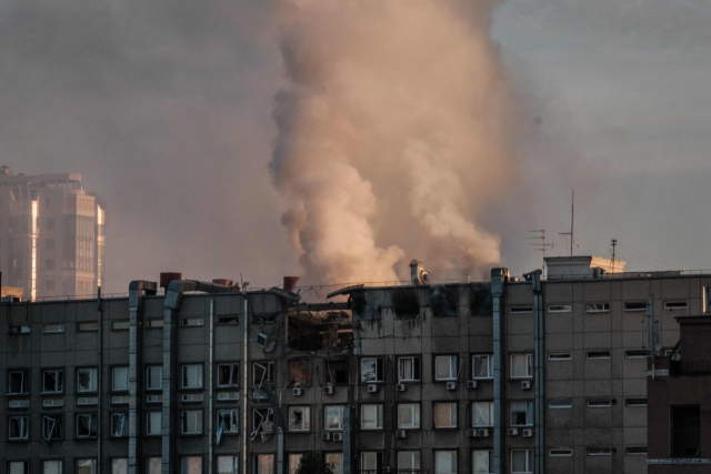 17일(현지 시간) 우크라이나의 수도 키이우의 한 건물이 파손된 가운데 연기가 피어오르고 있다. AFP연합뉴스