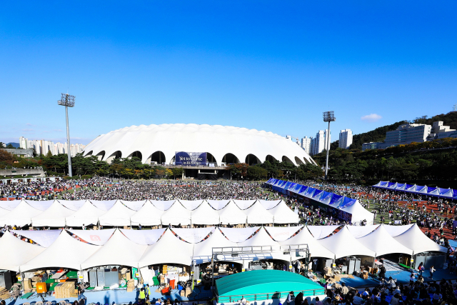 15일 오후 부산아시아드주경기장 주변이 콘서트 입장을 기다리는 BTS 팬들로 가득 차 있다./사진제공=빅히트뮤직