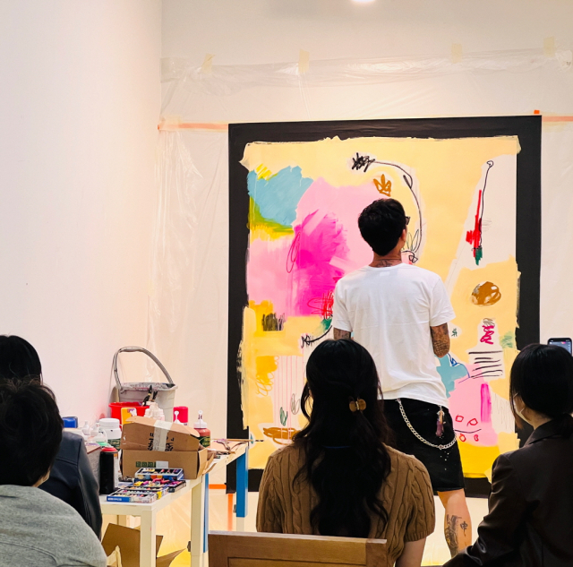 13일 성동구 성수동 헬로우뮤지움에서 열린 지역미술제 '아트성수' 개막식에서 작가 간지(GANZ)가 라이브페인팅을 선보이고 있다. /사진제공=헬로우뮤지움