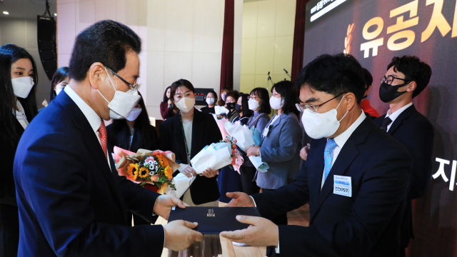 한전KPS는 지난 14일 전남여성가족재단에서 열린 사회복지의 날 기념식에서 사회복지 유공 전라남도지사 표창을 받았다. /사진제공=한전KPS