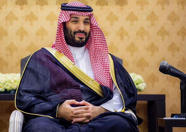 지난달 28일(현지시간) 사우디아라비아의 총리로 임명된 무함마드 빈 살만 왕세자가 제다의 국방부 청사를 방문해 간부들을 만나고 있다. AFP연합뉴스