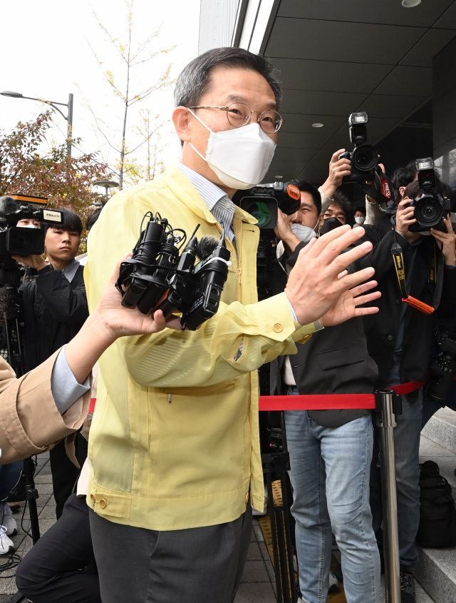 이종호 과학기술정보통신부 장관이 지난 16일 오전 화재가 발생한 경기 성남시 SK C&C 판교 캠퍼스 A동을 방문했다.연합뉴스