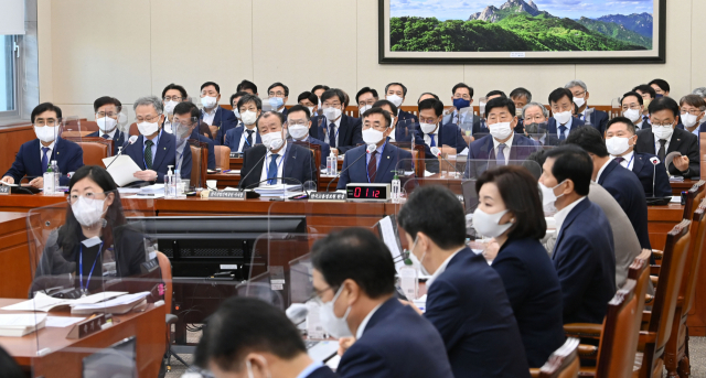 강순희 근로복지공단 이사장 등이 17일 국회에서 열린 환경노동위원회의 고용노동부 산하기관 국정감사에서 의원들의 질의를 듣고 있다. 권욱 기자