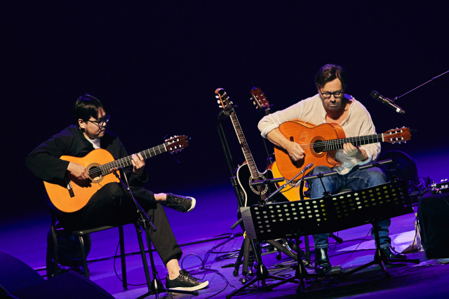 15일 서울 강서구 LG아트센터에서 세계적인 기타리스트 알 디 메올라가 내한공연을 열었다. 알 디 메올라는 한국 최고의 집시 기타리스트 박주원(사진 왼쪽)과 협연을 펼쳤다. 사진 제공=LG아트센터