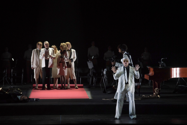 16일 공연한 오페라 ‘니벨룽의 반지-라인의 황금’의 한 장면. 흰 정장을 입은 신들이 요새 ‘발할라’에 입성하는 모습을 레드카펫으로 꾸몄다. 사진 제공=대구오페라하우스