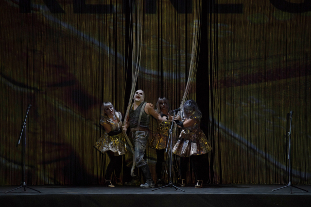 16일 공연한 오페라 ‘니벨룽의 반지-라인의 황금’의 한 장면. 라인 강의 모습을 찰랑이는 스크린으로 표현했다. 사진 제공=대구오페라하우스