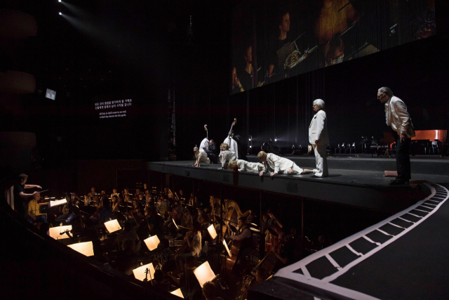 16일 공연한 오페라 ‘니벨룽의 반지-라인의 황금’의 한 장면. 운명의 여신 에르다는 오케스트라들 사이에서 등장해 아리아를 부른다. 사진 제공=대구오페라하우스