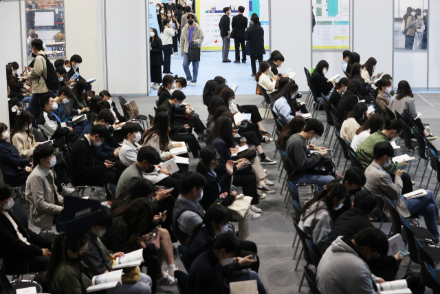 이달 11일 서울 양재동의 aT센터에서 열린 ‘한국 제약바이오 채용 박람회’에서 취업준비생들이 취업 설명을 듣고 있다. 제약·바이오 분야에 대한 젊은 층의 관심이 높아졌지만 최근 바이오 벤처의 연구개발(R&D) 환경은 급속히 악화됐다. 연합뉴스