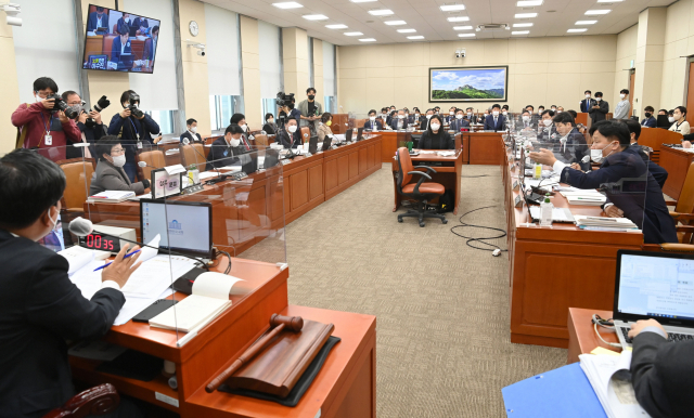 국회 환경노동위원회 국민의힘 임이자 간사와 더불어민주당 김영진 간사가 17일 국회 환경노동위원회에서 열린 근로복지공단 등에 대한 국정감사에서 김문수 경제사회노동위원장에 대한 고발 여부를 두고 언쟁을 벌이고 있다. 연합뉴스