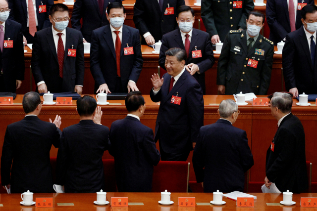 시진핑(가운데) 중국 국가주석이 지난 16일 중국 베이징 인민대회당에서 열린 제20차 공산당 전국대표대회(당대회) 개막 행사에 참석하고 있다. 로이터연합뉴스