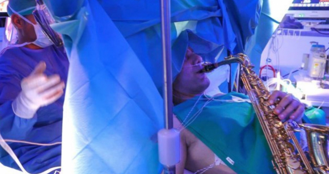 이탈리아 음악가 GZ가 뇌종양 제거 수술이 진행되는 동안 색소폰을 연주하고 있다. 페이데이아 국제병원 제공