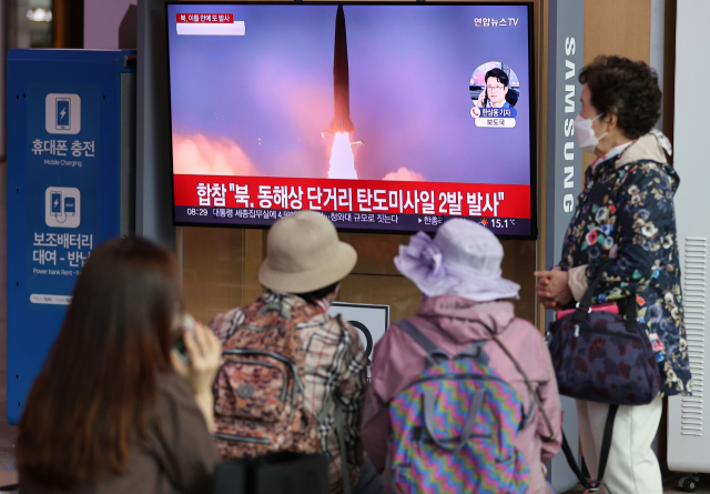 북한이 지난 6일 오전 평양에서 동해상으로 단거리 탄도미사일 2발을 발사했다. 사진은 이날 서울역 대합실에서 북한 미사일 발사 관련 방송을 보고 있는 시민들./연합뉴스