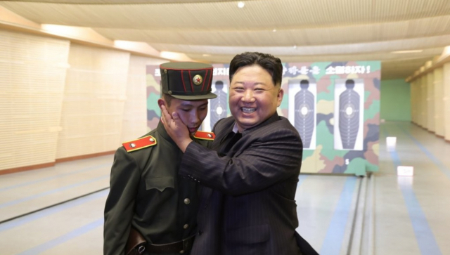 북한 김정은 국무위원장이 나흘 만에 설립 75주년을 맞은 북한의 엘리트 교육기관 만경대혁명학원을 다시 방문했다. 연합뉴스 캡처
