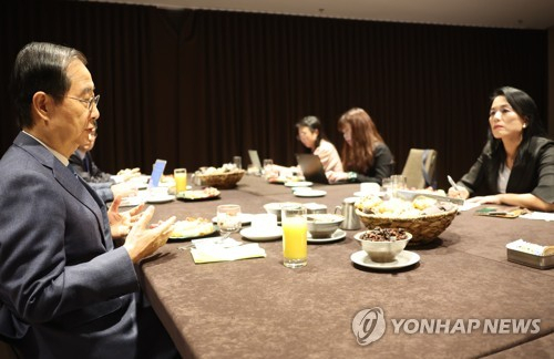 한덕수 국무총리가 16일(현지시간) 미국 애틀랜타에서 수행기자들과 간담회를 하며 질문에 답하고 있다./연합뉴스