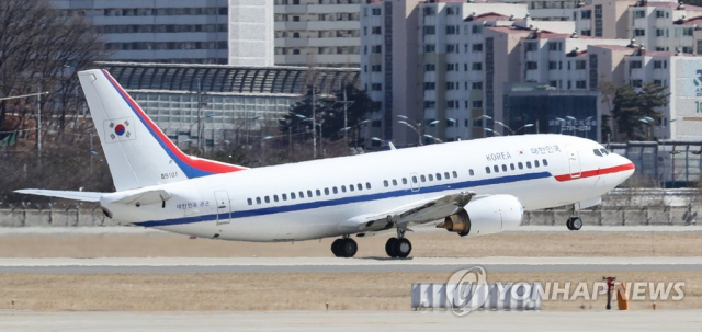 공군 2호기가 서울공항에서 이륙하는 모습. 연합뉴스