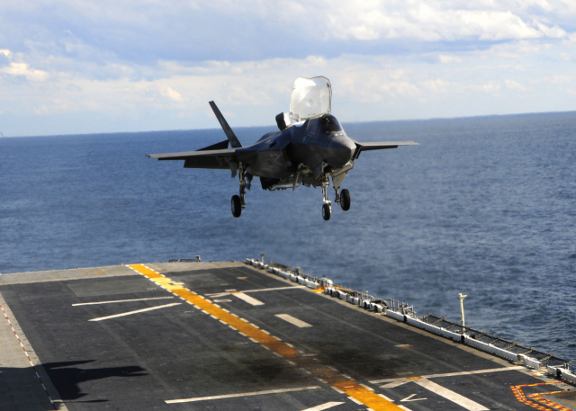 미국이 개발한 수직 이착륙형 스텔스전투기 F 35B가 2011년 10월 3일 미 해군 강습상륙함 와스프호에서 처음 수직 착륙을 하고 있다. F 35B는 이달 말 실시되는 한미의 전투 준비 태세 종합 훈련에도 참가할 것으로 전망된다. 사진 제공=미 해군