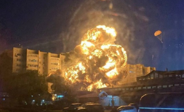 수호이(SU)-34 전투기 추락으로 한 아파트가 불길에 휩싸였다. 트위터 캡처