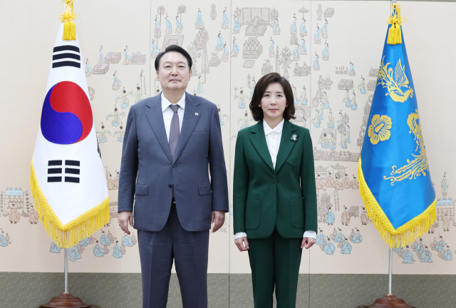 윤석열 대통령이 14일 오후 서울 용산 대통령실 청사에서 나경원 저출산고령사회위원회 부위원장에게 임명장을 수여한 뒤 기념촬영을 하고 있다./연합뉴스