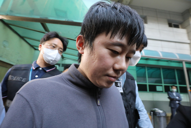 신당역 살해 피의자 전주환이 지난달 21일 남대문경찰서에서 검찰로 이송되고 있다. 연합뉴스