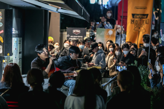 14일 현대카드의 복합문화행사 ‘다빈치모텔’에서 가수 카더가든이 길거리 버스킹을 하고 있다. 사진 제공=현대카드