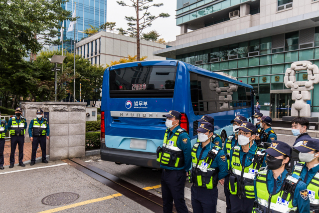 아동 성범죄자 김근식을 태운 호송버스가 지난16일 오후 경기도 안양시 수원지방법원 안양지원에서 열리는 구속 전 피의자 심문(영장실질심사)을 위해 수원지검 안양지청에 도착하고 있다. 연합뉴스