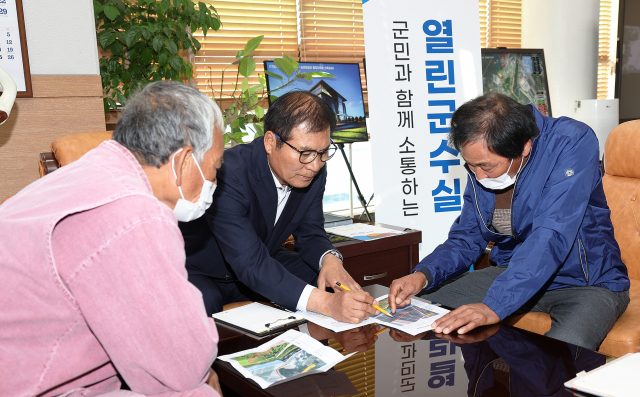 열린 군수실에서 이상익 함평군수가 군민과 상담을 하고 있는 모습. 사진 제공=함평군