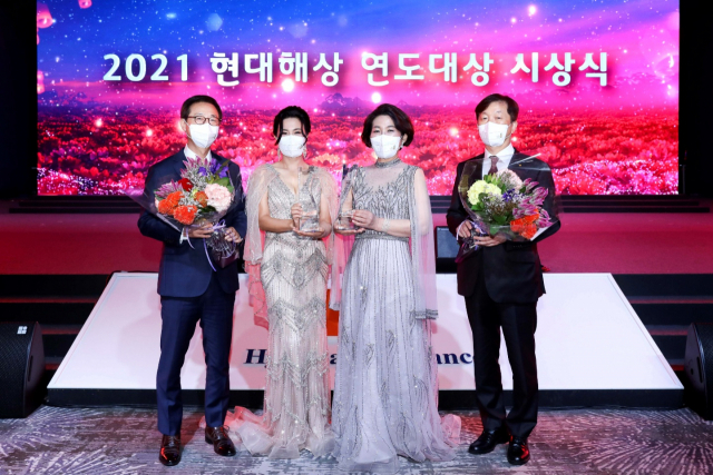 현대해상은 18일 서울 워커힐 호텔에서 ‘2021 연도대상 시상식’을 개최한 가운데 시상식에 참석한 조용일(왼쪽 첫 번째부터) 대표이사, 대리점부문 대상 이경희 씨, 설계사부문 대상 이민숙 씨, 이성재 대표이사가 기념사진을 촬영하고 있다. 사진 제공=현대해상