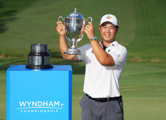 CJ대한통운 소속 김주형 선수가 2022년 PGA투어 윈덤 챔피언십에서 우승을 한 후 우승컵을 들어 올리고 있다. 사진 제공=CJ