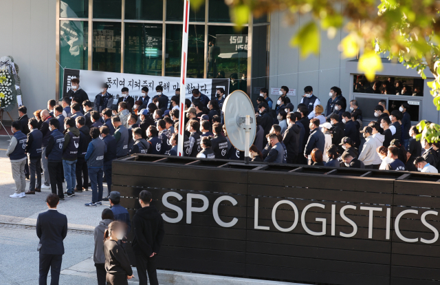 17일 오후 경기도 평택시 SPC 계열 SPL 제빵공장에서 지난 15일 소스 교반기계에 끼여 숨진 20대 근로자 A씨 추모제가 열리고 있다. 연합뉴스