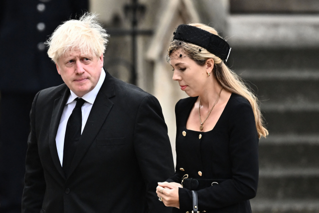 보리스 존슨(왼쪽) 전 영국 총리가 19일(현지시간) 런던 웨스트민스터 사원에서 열린 엘리자베스 2세 여왕의 장례식에 부인 캐리 존슨과 함께 도착하고 있다. AFP연합뉴스