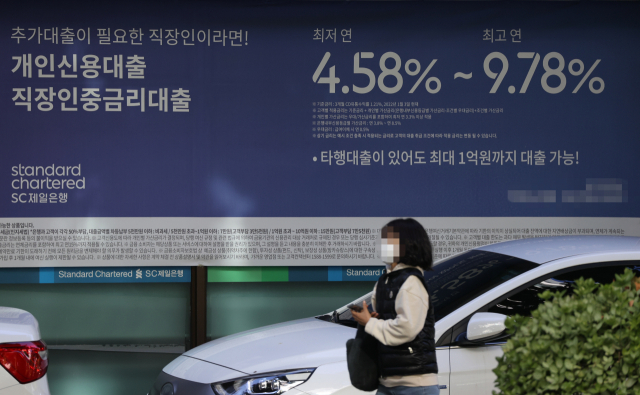 9월 코픽스 0.44%p상승, 은행 주담대 변동금리, 6%대 중반으로 (서울=연합뉴스) 류효림 기자 = 최근 한 달 사이 기준금리와 시장금리 상승의 영향으로 은행권 주택담보대출(주담대) 변동금리의 기준이 되는 코픽스(COFIX·자금조달비용지수)가 0.44%포인트(p) 뛰었다. 지난 17일 은행연합회에 따르면 9월 신규 취급액 기준 코픽스는 8월(2.96%)보다 0.44%포인트 높은 3.40%로 집계됐다. 사진은 18일 서울 시내 은행에 대출 안내문 모습. 2022.10.18 ryousanta@yna.co.kr (끝)