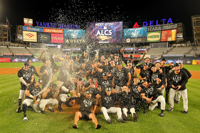 뉴욕 양키스 선수들이 19일 아메리칸리그 디비전시리즈(ALDS) 5차전에서 클리블랜드 가디언스에 승리해 아메리칸리그 챔피언십시리즈(ALCS) 진출을 자축하고 있다. USA투데이스포츠