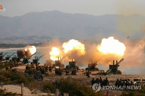2020년 3월 북한의 조선중앙TV가 김정은 국방위원장이 현지 지도했다고 보도한 포병 부대들의 포사격 대항 경기의 모습./연합뉴스