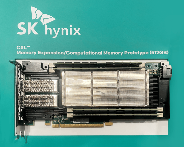 OCP 글로벌 서밋 2022에서 공개된 CMS(Computational Memory Solution) 512GB 제품. 사진 제공=SK하이닉스