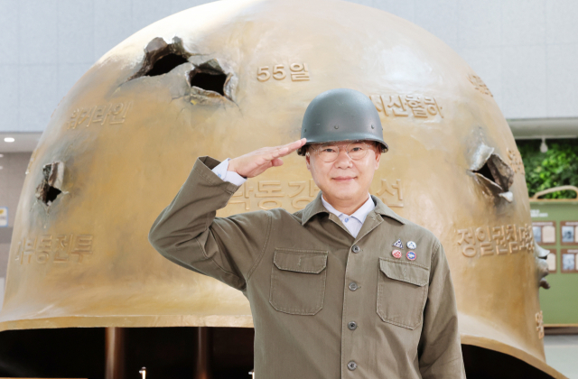 김재욱 칠곡군수가 대구에 있는 국군부대 유치를 희망하는 의지를 보이기 위해 6·25전쟁당시 국군전투복을 입고 거수경례를 하고있다.