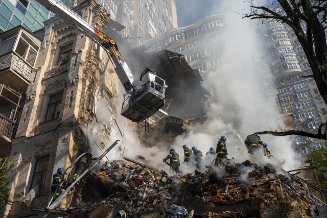 17일(현지 시간) 우크라이나 키이우의 한 빌딩에서 드론 공격으로 발생한 화재가 진압되고 있다.AP연합뉴스