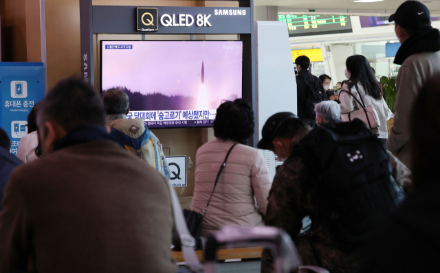 북한이 지난 18일 밤 동·서해 완충구역에 포병사격을 감행한 가운데 19일 오전 서울역 대합실에서 시민들이 관련 뉴스를 보고 있다. 북한은 이와 관련해 남측의 군사적 도발에 대한 대응이라고 주장했다. 연합뉴스