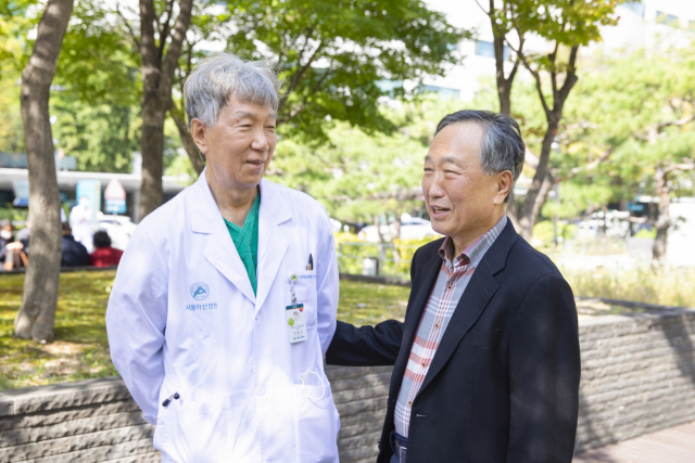 서울아산병원 간이식 간담도외과 이승규(왼쪽) 석좌교수와 국내 간이식 최장기 생존자 이상준 씨. 사진 제공=서울아산병원